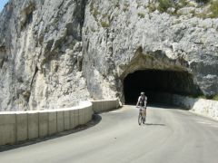 Tunel na sjezdu do Omie