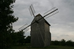 Větrný mlýn poblíž Čejkovic